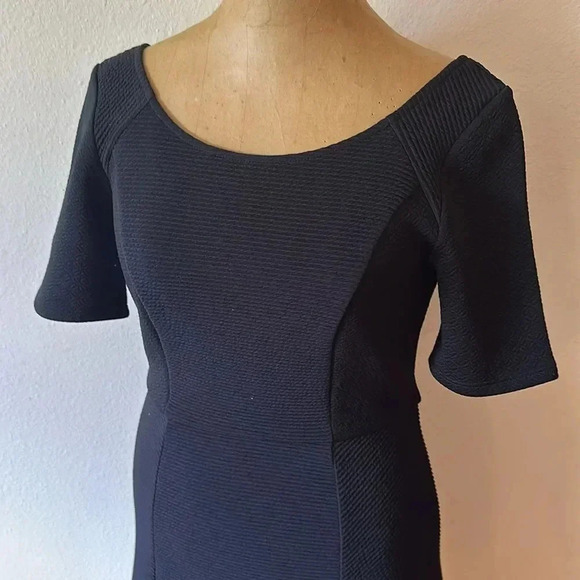 HD in Paris sz 2 little black dress, cap sleeves, back zip with ruffle bottom - Picture 2 of 9
